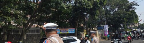 (Ditlantas) Polda Jawa Barat melaksanakan pengamanan dan pengaturan arus lalu lintas dalam rangka Operasi Patuh Lodaya 2025