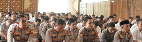 Menjalankan tugas dengan niat yang lurus dan penuh kejujuran adalah bentuk ibadah. Polisi yang beriman